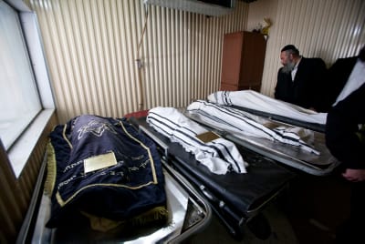 הנרצחים מובאים לקבורה; המשטרה סוגרת על המחבל
