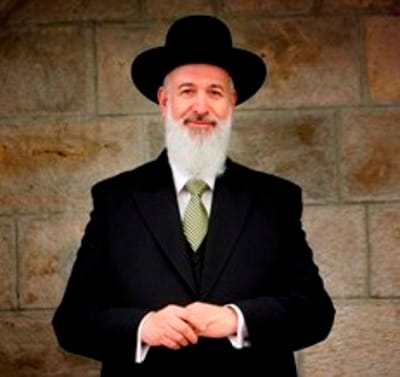 הרב מצגר לגבאים: חלקו את עלוני השבת אחרי התפילה