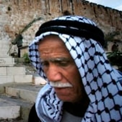 שו"ת אס.אמ.אס: איך צריך להתייחס לערבים?