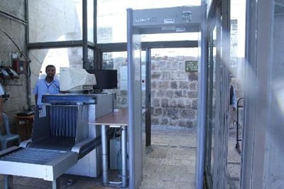 בכניסות לרחבת הכותל הוצבו מגנומטרים כשרים לחג ושבת