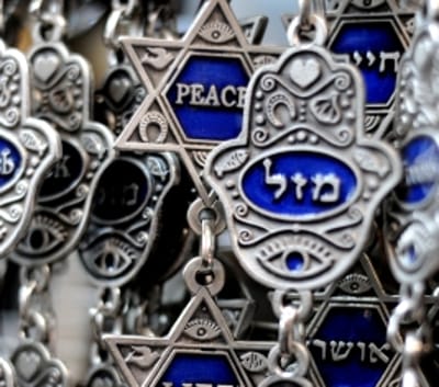 במקום לתלות 'חמסה' נגד עין הרע, עדיף שתקיים מצוות
