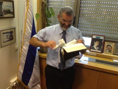 ריבלין נגד בן ארי: כל ספר קודש חשוב למאמיניו