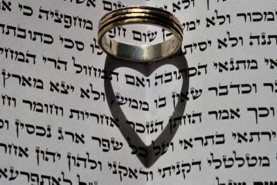 שו"ת סמס לפורים: מלך נתן לי טבעת, האם אנחנו מאורסים?
