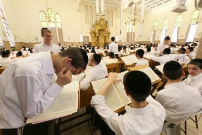 איך רבנים ולומדי תורה מקבלים כסף כשהרמב"ם אסר?