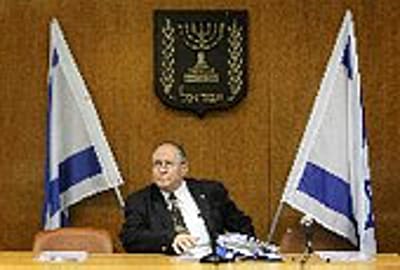 רובינשטין הורה שלטים המציגים את נתניהו עם בנט