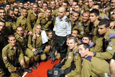 צפו: סרן זיו שילון מעניק סיכות לוחם לחיילי בגדוד צבר