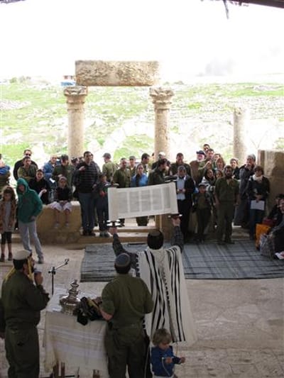 לזכרם: ספר תורה בגדוד שאיבד 13 לוחמים ב'חומת מגן'