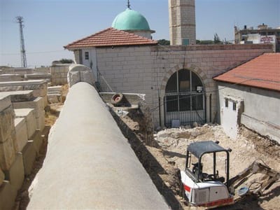 מטרים מקברי הקדושים הערבים בונים מסגד לא חוקי