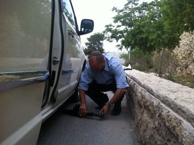 כאח(ד) האדם: השר בנט מחליף בעצמו גלגל