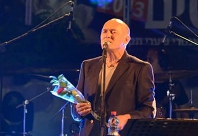 צפו: שלומי שבת מקדיש שר לרפואת אדל ביטון