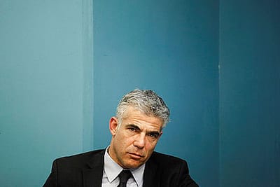 הזיכרון הקצר של לפיד: שר האוצר הובך בפייסבוק