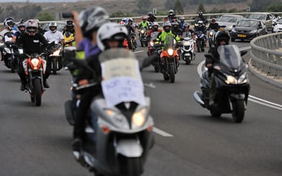 צפו: מאה אופנועים מוחים על מחירי הביטוח