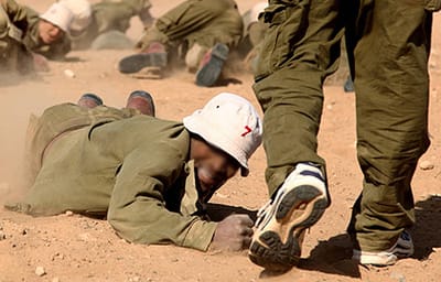 השפלה: חיילים הוכנס לבור, חבריהם אמרו עליהם קדיש