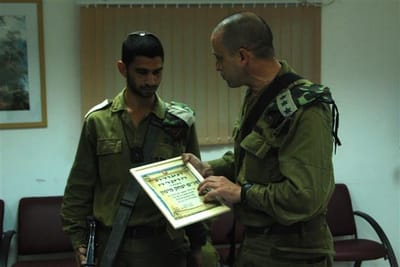 תעודת הוקרה לקצין שתפס את המחבל בעפולה