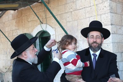 תיעוד: תספורת לבנו של הרב דוד לאו