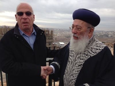 הרב עמאר והשר אריאל בהתנחלות החרדית