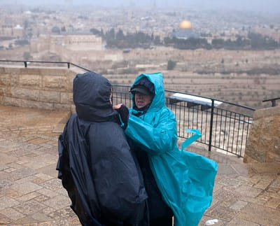 סערה חורפית: נחל איילון שוצף, אישה נלכדה בשרון