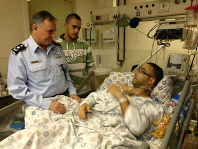 המפכ"ל ביקר את השוטר שנדקר: "היה לנו נס"