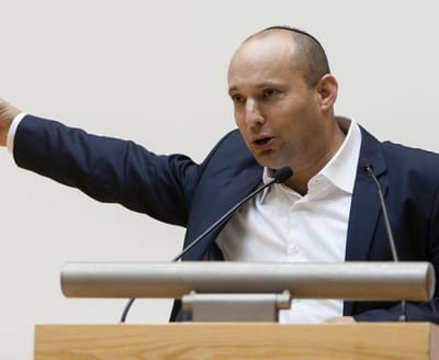 בנט פותח חזית מול נתניהו: "צאצאינו לא יסלחו למנהיג שימסור את הארץ"