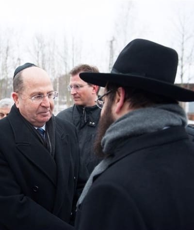 שר הביטחון לרב בברלין: אעמוד על העקרונות שלנו
