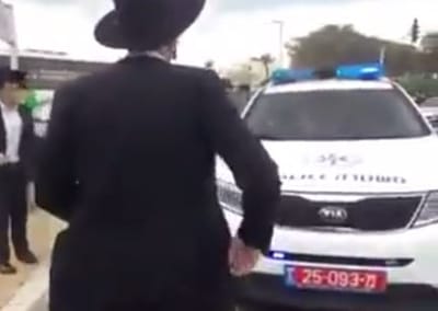צפו בפאדיחה של המשטרה: כך נמלטו עצורים חרדים מהניידת
