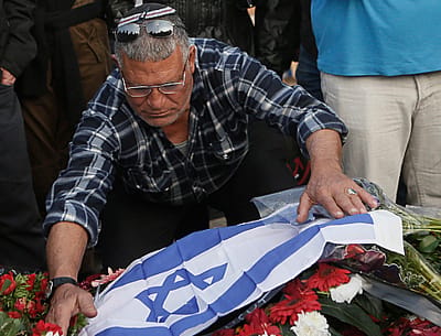 באזכרה לאריק שרון: אהוד אולמרט ו-300 משתתפים