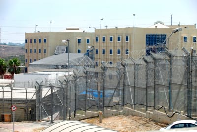 אסיר מתבצר בכלא רימונים: חשש לחיי סוהר שנורה