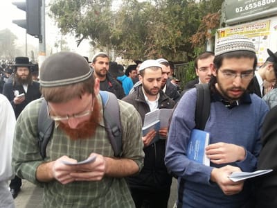 כשלוש מאות כיפות סרוגות בעצרת החרדים בירושלים