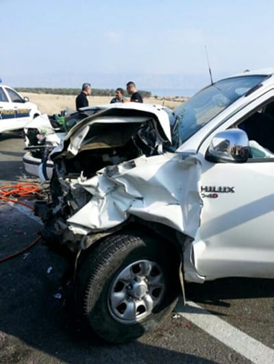 נתניה: צעיר נהרג ו-2 נפצעו קל בהתנגשות רכב בעמוד ובקיר
