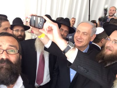 צפו: ה'סלפי' של נתניהו בכפר-חב"ד
