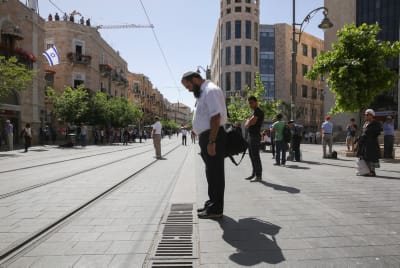 כשהצפירה בוקעת, אני חוזר להיות ילד/ שיר