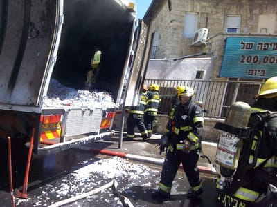 משאית עלתה באש בסמוך לגשר המיתרים; אין נפגעים