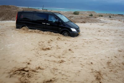 גשמי פתע במדבר יהודה: עשרות מטיילים לכודים בשטפונות