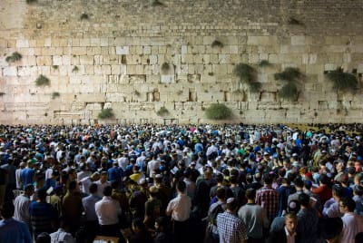 הלילה בחצות: תפילת המונים בכותל המערבי
