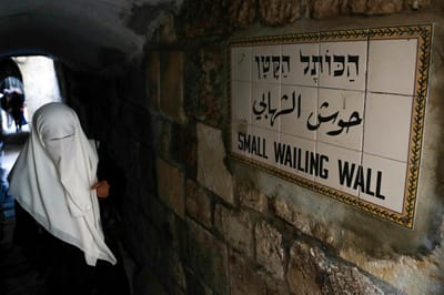 המשטרה מסרבת להסיר הפיגומים מהכותל הקטן