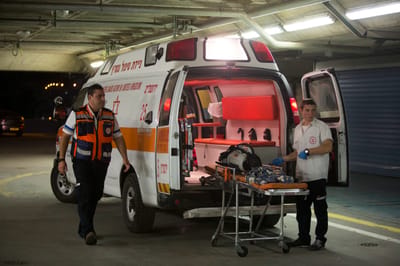 עכו: יהודי נדקר, מצבו קשה