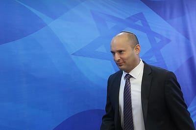 בנט הותקף וחטף אגרוף ב'ועידת השלום'