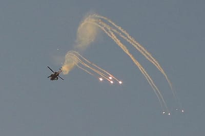 המקלטים, התקיפות והיירוטים: מלחמה בתמונות