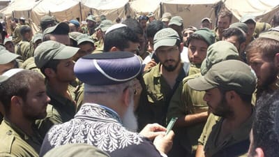 צפו: הרב עמאר בתפילה עם החיילים בעוטף עזה
