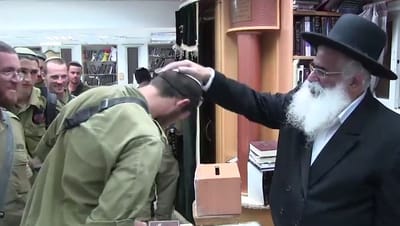 צפו: הרב יורם אברג'ל מברך את חיילי צה"ל