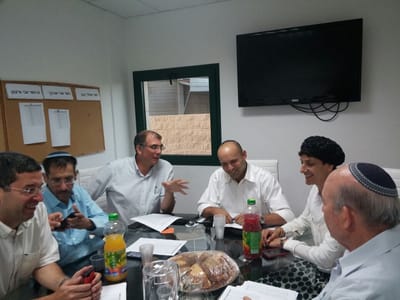 מחנה בנט במרתון שיכנועים של חברי מרכז
