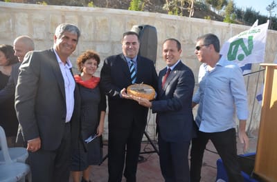 צפו: שר התחבורה הופתע עם עוגת יום-הולדת