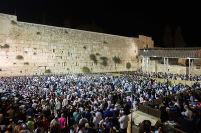 צפו: עשרות אלפים שרים 'אדון הסליחות' בכותל