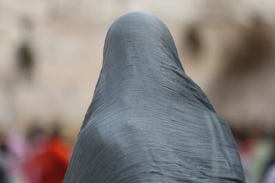 מותר לאב לראות את בתו הנשואה ללא כיסוי ראש?