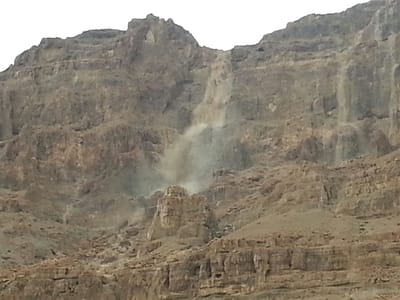 גשמי ברכה: צפו בשטפון מרהיב בנחל קומראן