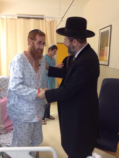 על הרגליים: יהודה גליק קם לכבוד הרב הראשי