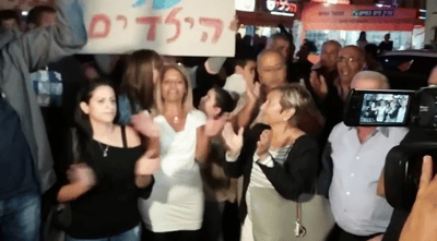 צפו. עשרות בהפגנת תמיכה באיתמר שמעוני