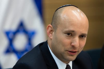 בנט: "אני טיפש שמניח תפילין כל בוקר"