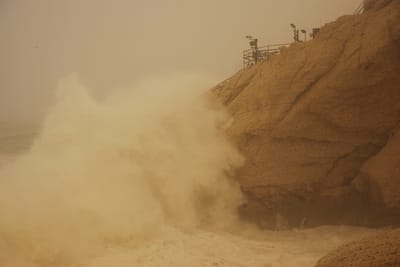 כך נראית הסערה: גלי ענק בראש הנקרה