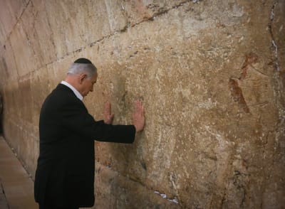 בדרך לארה"ב: נתניהו התפלל בכותל המערבי
